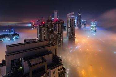 Un épais brouillard s'est installé dans la ville de Dubaï.