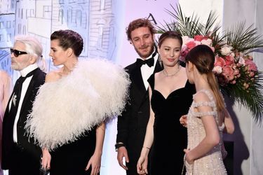Pierre Casiraghi et Beatrice Borromeo, entourés d&#039;Alexandra, Charlotte et Karl Lagerfeld au bal de la rose 2018, le 24 mars 2018.