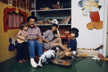 Véronique Colucci, Coluche et leurs deux fils en 1980 dans Paris Match