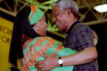 Winnie et Nelson Mandela, en décembre 1994.
