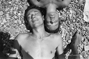 Juillet 1951. Simone Signoret et Yves Montand en vacances sur la Côte d&#039;Azur. 