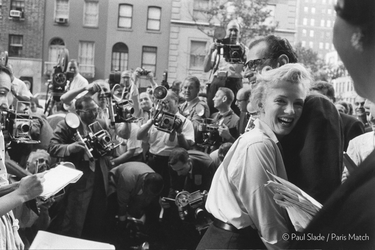 Marilyn Monroe blottie dans les bras d&#039;Arthur Miller, tous deux riant lors de l&#039;annonce de leur mariage proche lors d&#039;une conférence de presse devant leur domicile, le Sutton Palace à New York. 
