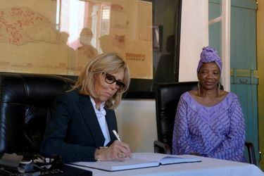 Brigitte Macron à la Maison des esclaves, en compagnie d&#039;Annie Jouga maire adjointe de l&#039;île de Gorée.