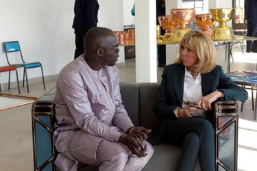 En visite dans la médina de Dakar, Brigitte Macron a rencontré le designer sénégalais Ousmane Mbaye dans sa galerie. 