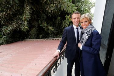 Emmanuel Macron et son épouse Brigitte posent sur le balcon de la chambre de l&#039;hôtel de la Poste où l&#039;aviateur Jean Mermoz a logé. 
