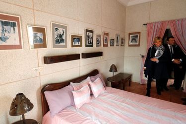 Emmanuel Macron et son épouse Brigitte visitent la chambre de l&#039;hôtel de la Poste où l&#039;aviateur Jean Mermoz a logé. 