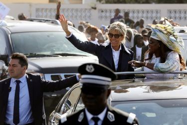 Brigitte Macron salue la foule à Saint-Louis.