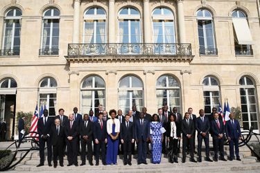 Emmanuel Macron a reçu George Weah pour un déjeuner de travail à l'Elysée en présence notamment de Didier Drogba et Kylian Mbappé.