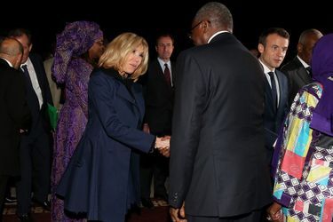 Emmanuel et Brigitte Macron sont accueillis à Dakar par le président Macky Sall et son épouse Marème Faye Sall.