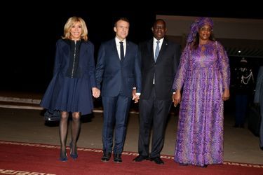 Emmanuel et Brigitte Macron sont accueillis à Dakar par le président Macky Sall et son épouse Marème Faye Sall.