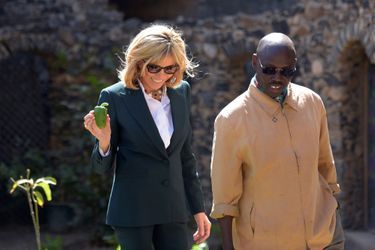 Brigitte Macron visite un jardin de l&#039;île de Gorée.