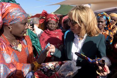 Brigitte Macron visite l&#039;île de Gorée, symbole de la traite négrière au large de Dakar.