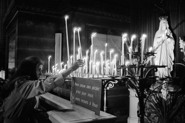 A quelques heures de se produire à l'Olympia, Dalida dépose un cierge à la Vierge dans une église parisienne le 4 Octobre 1967