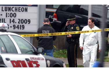 Le 3 avril 2009, à Binghamton, dans l’Etat de New-York, un homme armé de deux pistolets a marché le long des services de l’immigration de l’American Civic Center et tué 13 personnes avant de retourner l’arme contre lui. 