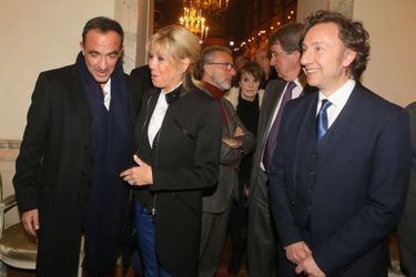 Brigitte Macron salue Nikos Aliagas, jeudi soir lors de la remise des Prix de la «Fondation Stéphane Bern pour l’Histoire et le Patrimoine», à l’Institut de France.