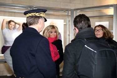 Brigitte Macron et Bettina Rheims au château de Vincennes pour l&#039;exposition «Détenues». 