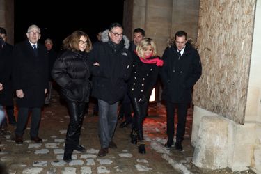 Bettina Rheims, son mari Jean-Michel Darrois et Brigitte Macron au vernissage de l'exposition «Détenues». 