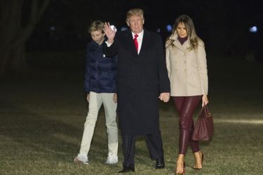 Barron, Melania et Donald Trump revenant à la Maison-Blanche, le 1er janvier 2018.