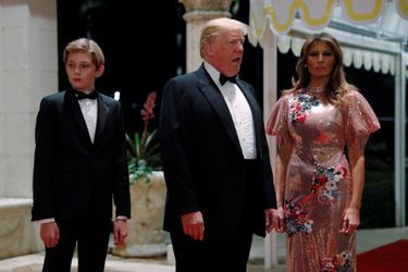 Barron, Donald et Melania Trump à Mar-a-Lago, le 31 décembre 2017.