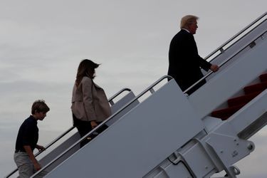 Barron, Melania et Donald Trump repartant de Floride, le 1er janvier 2018.