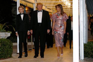 Barron, Donald et Melania Trump à Mar-a-Lago, le 31 décembre 2017.