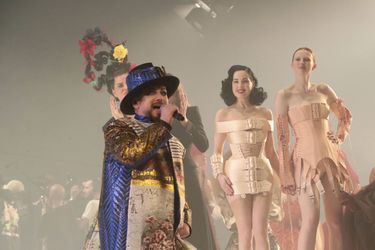 Boy George chante sur le podium du dernier défilé haute couture de Jean Paul Gaultier au Théâtre du Châtelet mercredi 23 janvier 2020 devant Dita von Teese et d'autres célèbres mannequins. 
