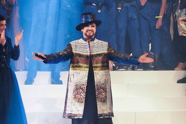 Boy George chante sur le podium du dernier défilé haute couture de Jean Paul Gaultier au Théâtre du Châtelet mercredi 23 janvier 2020. 