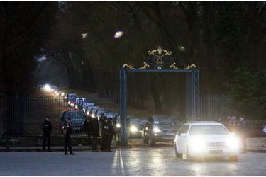 Le convoi de Mouammar Kadhafi quitte la forêt de Rambouillet, le 14 décembre, dernier jour de sa visite en France.