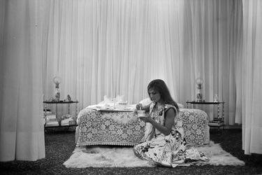 Dalida, chez elle, prend son petit-déjeuner au pied de son lit alors qu'elle prépare son prochain Olympia, le 4 octobre 1967
