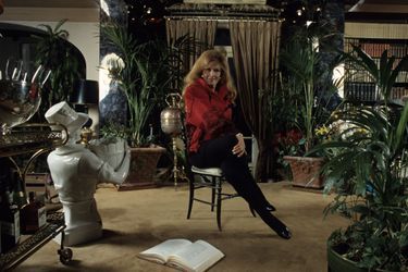 Dalida,dans le salon fleur de sa maison de Montmartre en Novembre 1986
