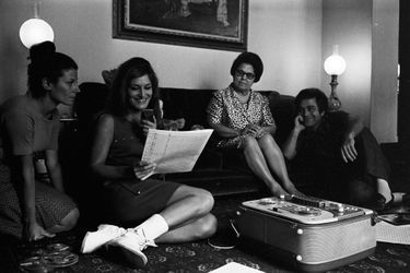 Dalida, dans son salon, en pleine répétition de son spectacle à L'Olympia, entourée de sa mère et de son frère et impresario Orlando, le 4 Oct...