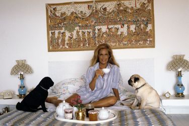 Dalida en vacances avec ses chiens, dans sa villa de Porto-Vecchio en Corse, Août 1982