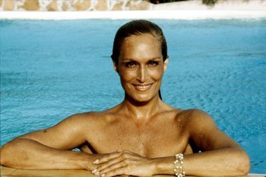Dalida radieuse dans la piscine de sa villa de Porto-Vecchio en Corse, Août 1982
