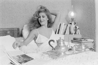 Dalida, rayonnante au saut du lit, alors qu'elle prépare son prochain spectacle au Palais des Sports, Paris; en Janvier 1980