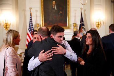 Jonathan Blank, lycéen de Parkland, prend dans ses bras Mark Barden, dont le fils de six ans Daniel a été tué à Sandy Hook, à la Maison-Blanche, le 21 février 2018.