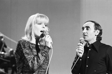 France Gall chante &quot;La mamma&quot; avec Charles Aznavour à la télévision en 1976. La chanson a été écrite par son père le chanteur et parolier Robert Gall.