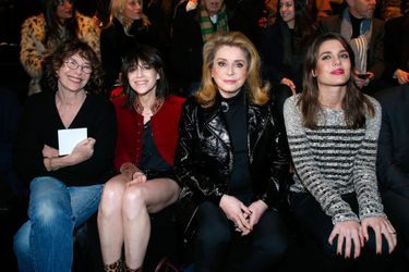 Jane Birkin, Charlotte Gainsbourg, Catherine Deneuve et Charlot Casiraghi au défilé Saint Laurent à Paris, le 27 février