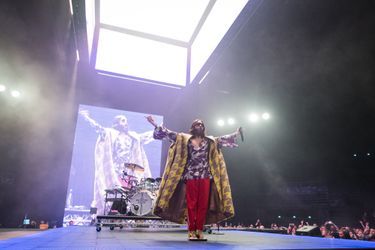 Jared Leto et son groupe 30 seconds to mars sur la scène de l'AccorHotels Arena, le 14 mars 2018.