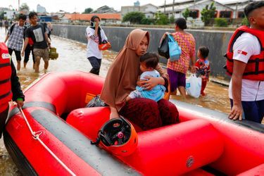 Les inondations en Indonésie ont provoqué la mort d&#039;au moins 43 personnes.