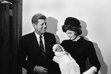Jackie tient dans ses bras son petit garçon, John Jr, tout juste âgé de 13 jours. novembre 1960