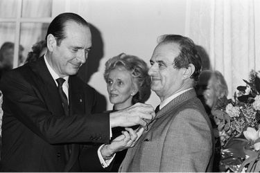 Jacques Chirac remet la Légion d'honneur au chef Paul Bocuse, en février 1987.