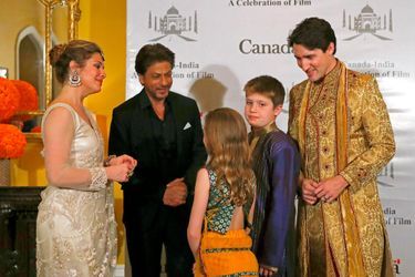 Justin Trudeau, Sophie Grégoire et Shah Rukh Khan à Bombay, le 20 février 2018.