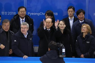 Kim Yo-jong applaudissant l&#039;équipe féminine unifiée de hockey sur glace à Kwandong, le 10 février 2018.