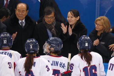 Kim Yo-jong applaudissant l&#039;équipe féminine unifiée de hockey sur glace à Kwandong, le 10 février 2018.