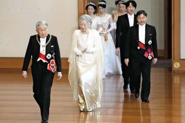 L&#039;empereur Akihito et l&#039;impératrice Michiko du Japon, suivis de la famille impériale, à Tokyo le 1er janvier 2018