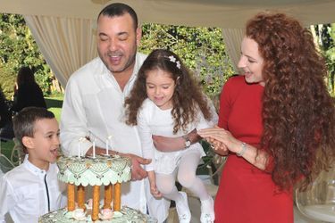 La princesse Lalla Khadija du Maroc avec ses parents et son frère, le 28 février 2011