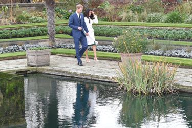 Le prince Harry et Meghan Markle au Sunken Garden de Kensington Palace.