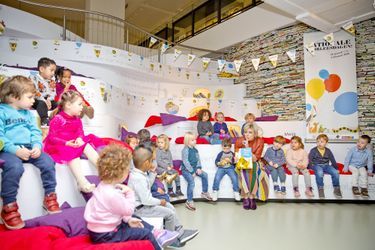 La princesse Laurentien des Pays-Bas fait la lecture à des enfants à La Haye, le 24 janvier 2018