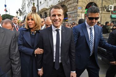 Emmanuel Macron et son épouse Brigitte déambulent dans la médina.