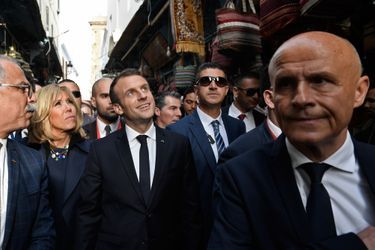 Emmanuel Macron et son épouse Brigitte déambulent dans la médina.Au premier plan Olivier Poivre d&#039;Arvor, ambassadeur de France en Tunisie.
